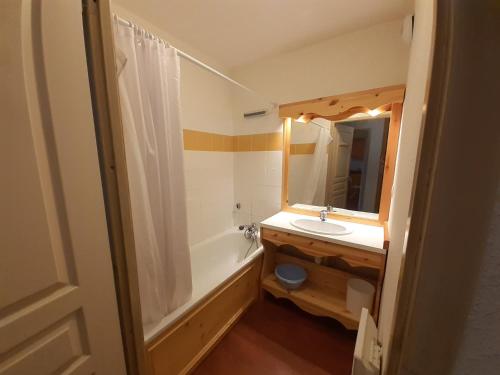 une salle de bain avec une baignoire, un lavabo et un miroir dans l'établissement Appartement 3 pièces proche télécabine, 2 chambres, skis aux pieds, parking offert - FR-1-561-135, à Modane