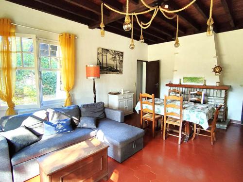 un salon avec un canapé et une table dans l'établissement Charmante villa avec jardin clos, à 100m du Bassin d'Arcachon, proche plages et commerces, Wi-Fi - FR-1-736-47, à Lège-Cap-Ferret