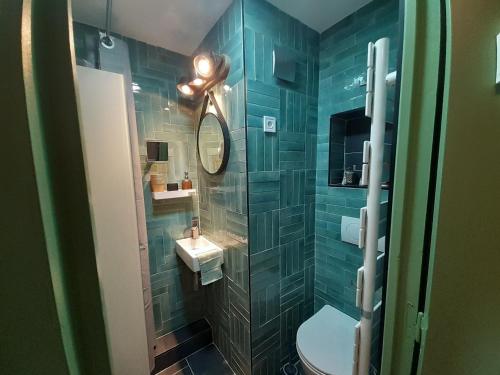 Ванная комната в Studio rénové à Valfréjus, proche télécabine et commerces - FR-1-561-134