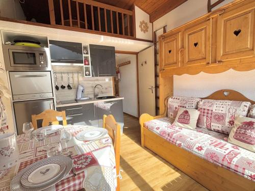 Cette petite chambre comprend un lit et une cuisine. dans l'établissement Studio alcôve 3 pers avec terrasse près des pistes et parking à Praz-sur-Arly - FR-1-603-112, à Praz-sur-Arly