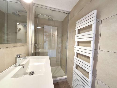 une salle de bain blanche avec un lavabo et une douche dans l'établissement Studio alcôve 3 pers avec terrasse près des pistes et parking à Praz-sur-Arly - FR-1-603-112, à Praz-sur-Arly