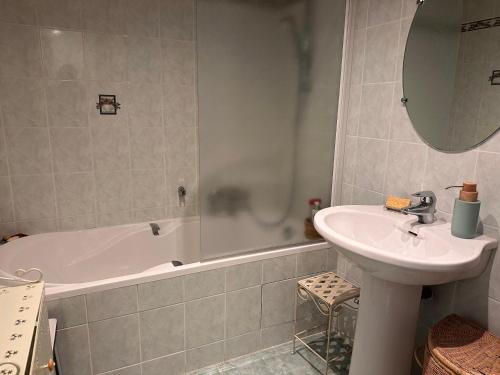 une salle de bain avec un lavabo et une baignoire dans l'établissement Spacieux 3 pièces, proche centre, animaux admis - FR-1-464-241, à Pralognan-la-Vanoise