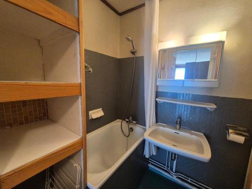 une petite salle de bain avec un lavabo et une douche dans l'établissement Studio lumineux proche pistes, commerces, balcon - FR-1-502-587, à Tignes