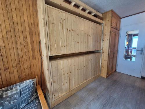 - une porte de grange dans une pièce dotée de murs en bois dans l'établissement Studio lumineux proche pistes, commerces, balcon - FR-1-502-587, à Tignes