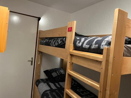 - deux lits superposés dans une chambre dans l'établissement Studio confortable 3 pers. avec balcon à Valloire - FR-1-263-541, à Valloire
