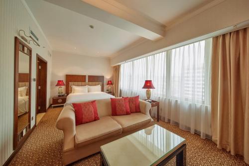 Katil atau katil-katil dalam bilik di Dong Fang Hotel Guangzhou
