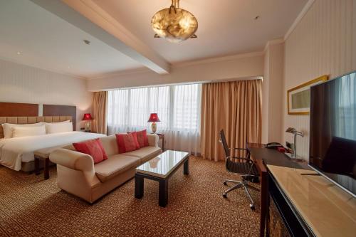 Televisyen dan/atau pusat hiburan di Dong Fang Hotel Guangzhou