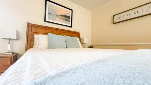 a bedroom with a white bed and a picture on the wall at Villa Signor in Norwich