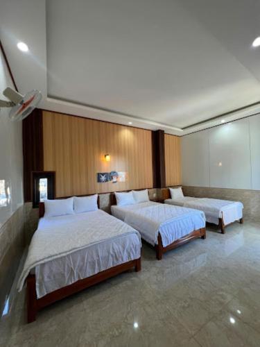 a bedroom with two beds in a room at Bình Minh Hotel Pleiku in Pleiku