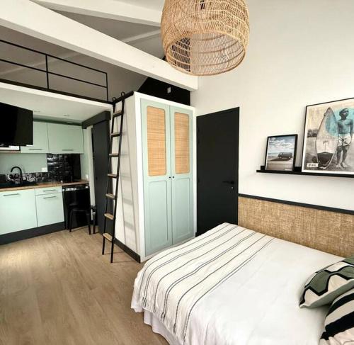 Il comprend une chambre avec un lit et une cuisine. dans l'établissement TROPIQUE BASQUE, un air de Bali sur la côte basque, à Anglet