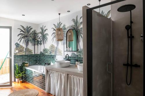 une salle de bain avec deux lavabos et une baignoire dans l'établissement TROPIQUE BASQUE, un air de Bali sur la côte basque, à Anglet