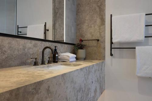 Bilik mandi di Fuller Holidays - Melaleuca - Newrybar Hinterland