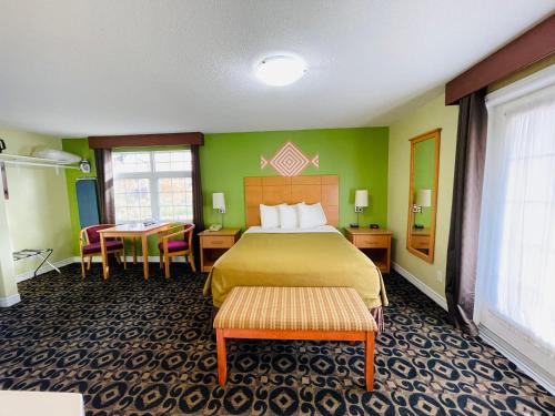Ένα ή περισσότερα κρεβάτια σε δωμάτιο στο North Bay Inn