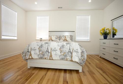 Ένα ή περισσότερα κρεβάτια σε δωμάτιο στο Spacious and Brand New Apartment in Point Breeze - Prime Location