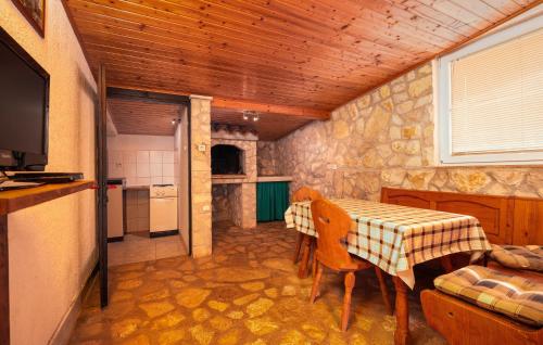 Televízia a/alebo spoločenská miestnosť v ubytovaní Nice Home In Liznjan With Wifi