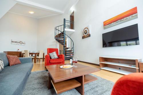Heri Heights Hotel Apartments, SureStay Collection by Best Westernにあるテレビまたはエンターテインメントセンター