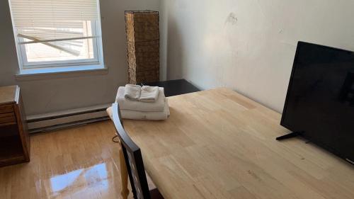 Habitación con mesa de madera y TV. en 2131 Private Double Room, en Filadelfia