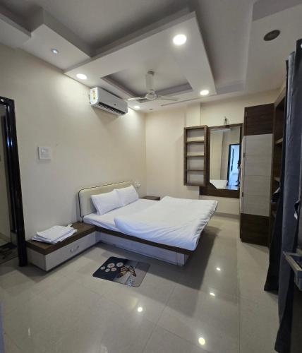 a bedroom with a bed in a room at Satyabhama HomeStay-Pearl-Luxury two BHK Appartment in Indore