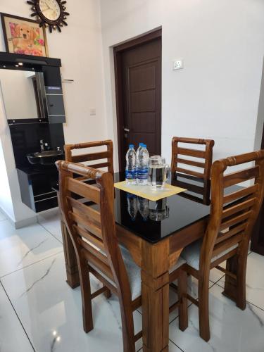 Η κουζίνα ή μικρή κουζίνα στο Centerland Villa Thodupuzha