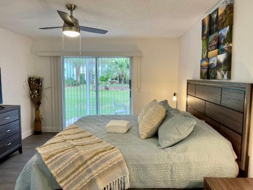 En eller flere senge i et værelse på Luxury Getaway 3BR Apartment near Disney Parks