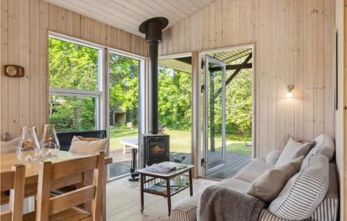 Posezení v ubytování Nice Home In Sjællands Odde With Wifi