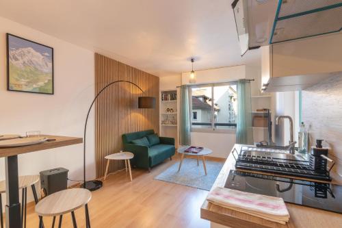 une cuisine et un salon avec un canapé et une table dans l'établissement Cabana & L' Idéal - Gare, Lac et Parking Public 5 min, à Annecy