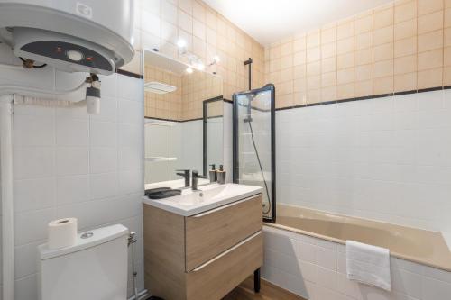 une salle de bain avec un lavabo et des toilettes dans l'établissement Cabana & L' Idéal - Gare, Lac et Parking Public 5 min, à Annecy