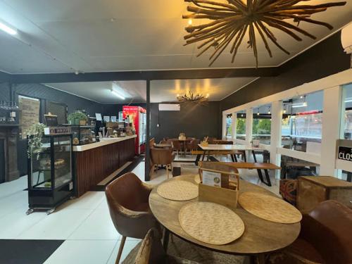 a dining room with tables and chairs and a restaurant at Stanthorpe Holiday Park in Severnlea