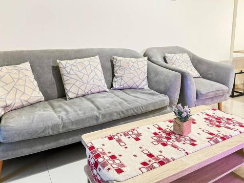 Гостиная зона в Large 3BR Meikarta Apt with WiFi & Netflix by 2ndHome