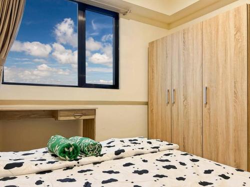 Кровать или кровати в номере Large 3BR Meikarta Apt with WiFi & Netflix by 2ndHome