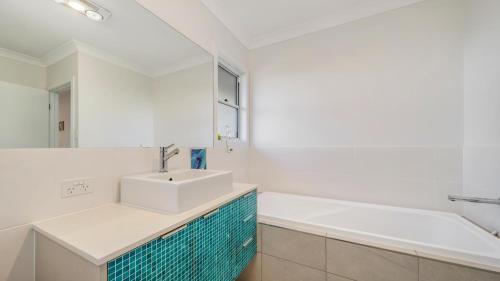 Bilik mandi di Riviera - Pool & quick walk to centre