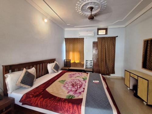 Postel nebo postele na pokoji v ubytování Hotel Om Pushkar