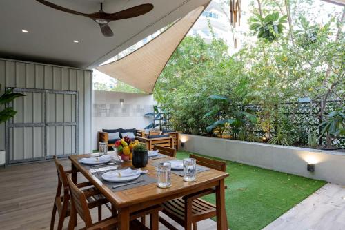 Lovey Unique Property- Garden and Barbeque Area