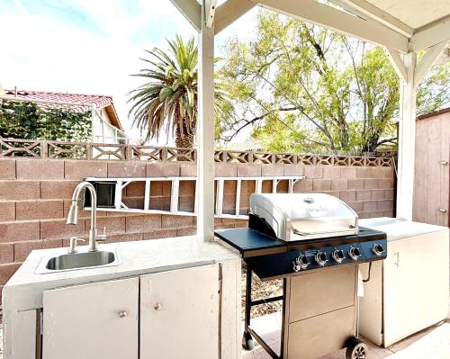 Φωτογραφία από το άλμπουμ του Vacation Home in Vegas w Pool 2 mile to Strip στο Λας Βέγκας