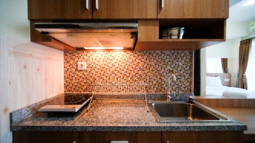 Η κουζίνα ή μικρή κουζίνα στο Strategic and Homey Studio at Tamasari Papilio Apartment By Travelio