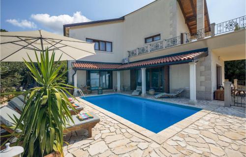 Swimmingpoolen hos eller tæt på Lovely Home In Kostrena With Kitchen