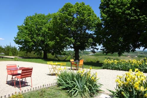a group of chairs and a table in a garden at Aux Coteaux d'Aussac in L Honor De Cos