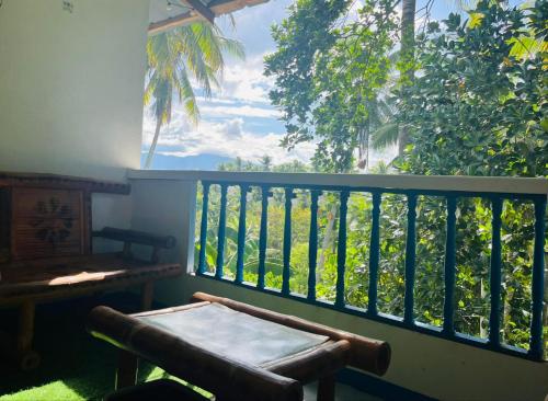 balkon z ławką i dużym oknem w obiekcie Spacious Home with Beautiful View in Toril Proper w mieście Davao