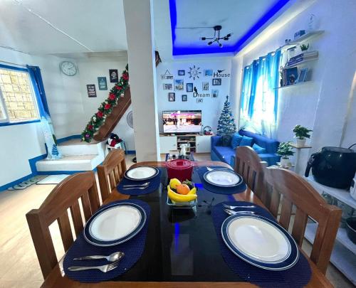 jadalnia ze stołem i krzesłami w obiekcie Spacious Home with Beautiful View in Toril Proper w mieście Davao