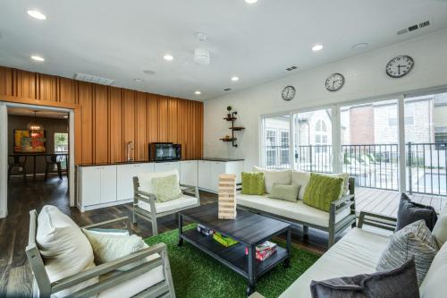 ein Wohnzimmer mit Sofa, Stühlen und einem Tisch in der Unterkunft Chic 1BD Retreat With Pool & Gym, Heart of Medical City Plano in Plano