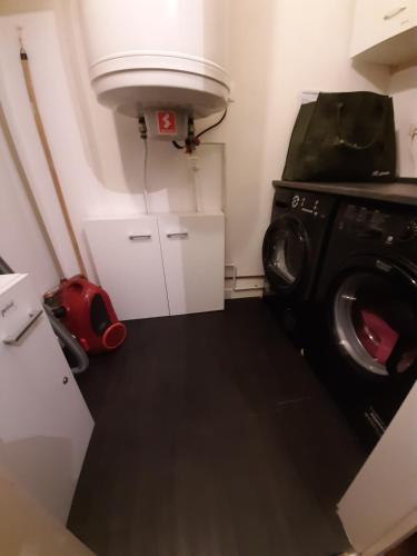 une buanderie avec une machine à laver et un lave-linge dans l'établissement Appartement centre ville pour 6personnes, à Gérardmer