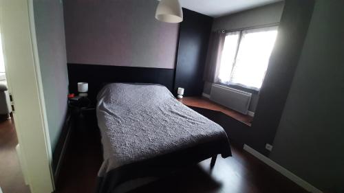 une petite chambre avec un lit et une fenêtre dans l'établissement Appartement centre ville pour 6personnes, à Gérardmer