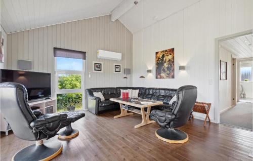Posezení v ubytování Beautiful Home In Ringkøbing With Sauna