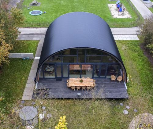 una vista dall'alto di una casa a cupola nera con un tavolo di Bosresort Maanzicht a Noordwolde