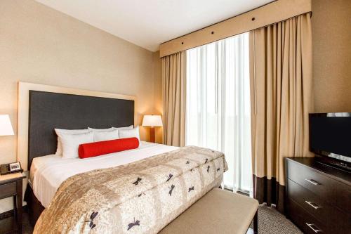 Кровать или кровати в номере Cambria Hotel Rapid City near Mount Rushmore