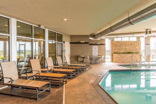 Бассейн в Cambria Hotel Rapid City near Mount Rushmore или поблизости