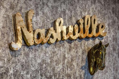 a sign that saysnatural on the floor next to a slug at Cambria Hotel Nashville Downtown in Nashville
