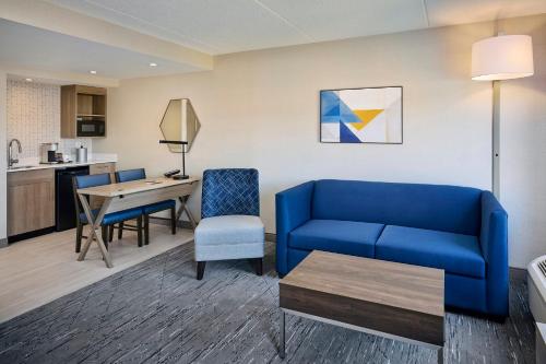Dapur atau dapur kecil di Holiday Inn Express & Suites Kitchener Southeast by IHG