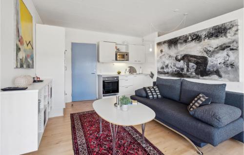 a living room with a blue couch and a table at Fanø Bad, Lejl 102 in Fanø