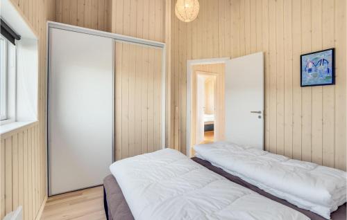 3 Bedroom Lovely Home In Tarmにあるベッド
